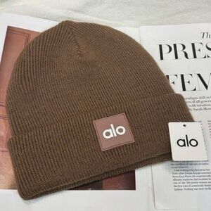 NWT Brown Alo Yoga Knit beanie